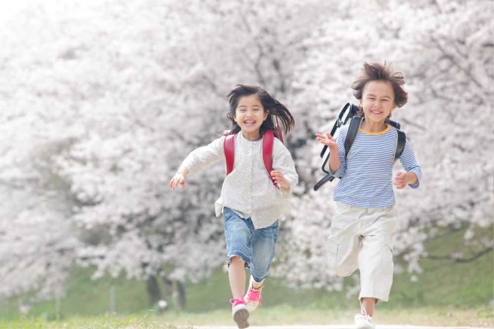 走る小学生